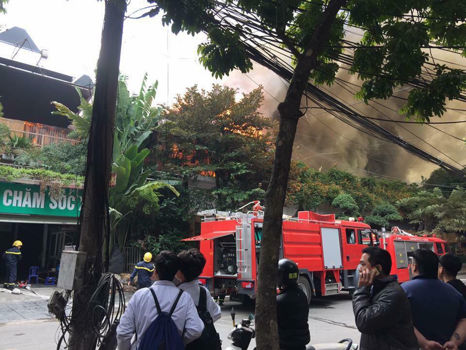 Hà Nội: Đang cháy lớn ở đường Phan Kế Bính, cột khói bốc cao hàng chục mét